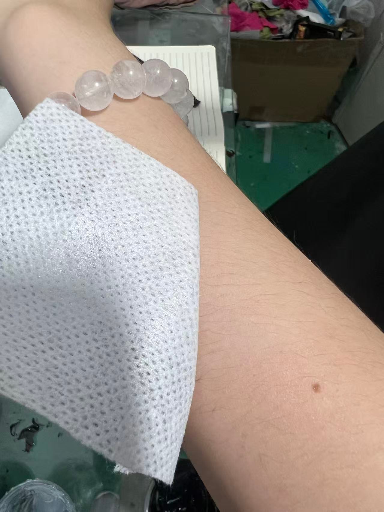 Skin-contact silicone gel application on human skin